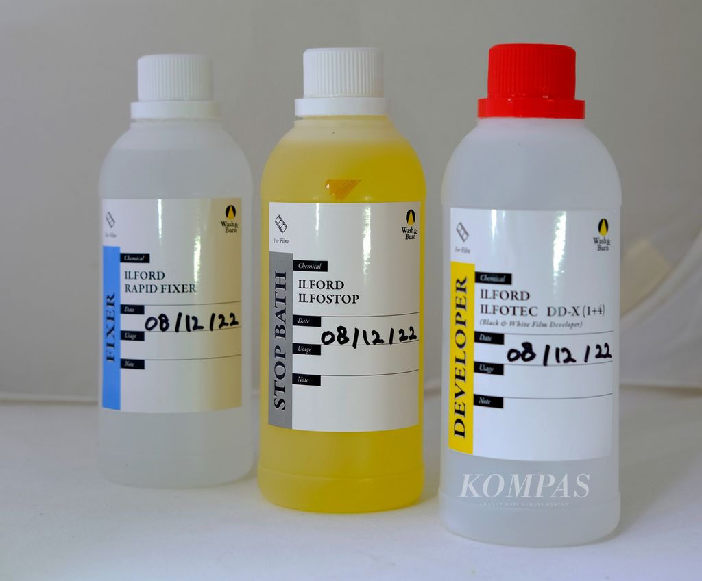Tiga cairan kimia untuk proses cuci negatif film hitam putih, yaitu <i>developer, stop bath, </i>dan<i> fixer </i>(dari kanan). 