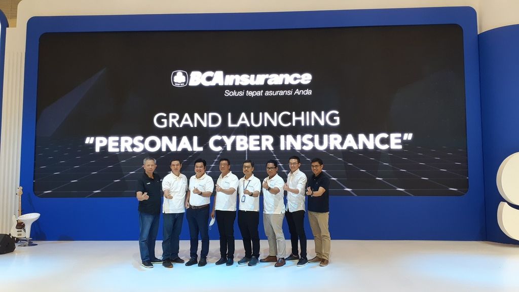 Jajaran direksi BCA Insurance dan perwakilan manajemen BCA berfoto bersama dalam peluncuran produk Personal Cyber Insurance di sela-sela BCA Expo Hybrid 2022 di ICE BSD, Tangerang, Banten, Sabtu (10/9/2022). Turut hadir (kiri ke kanan) Presiden Komisaris BCA Insurance Petrus S.Karim, Deputi Direktur Marketing BCA Insurance Willy Sutrisno, Direktur Utama BCA Insurance Hendro Wenan, Direktur Pemasaran BCA Insurance Antonius, Direktur Kepatuhan BCA Insurance Arif Singgih, Kepala Pengembangan dan Strategi Bisnis BCA Insurance Yudhi Ferraro, Direktur Utama One Aset Breggy Anderson, dan Executive Vice President of Transaction Banking Business Development BCA I Ketut Alam.