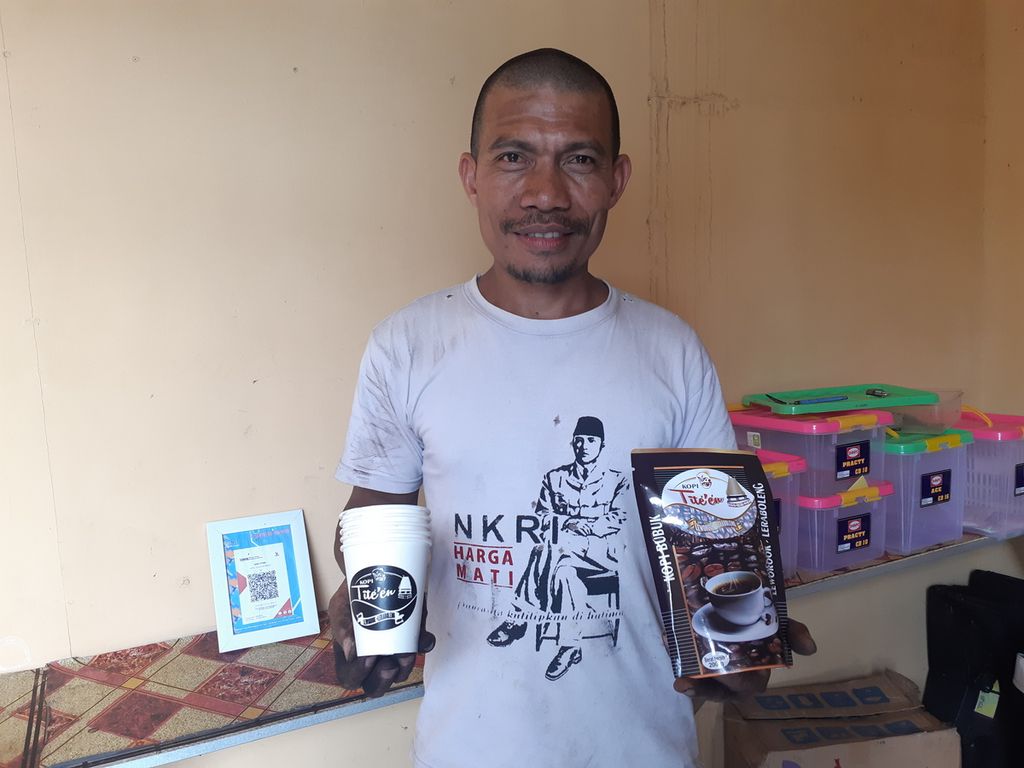 Kemasan bubuk kopi dari Kampung Leraboleng, Kecamatan Tite Hena, Kabupaten Flores Timur, Nusa Tenggara Timur, Kamis (6/4/2023).