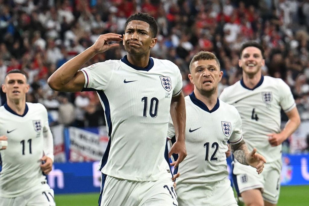 Gelandang Inggris, Jude Bellingham, merayakan golnya ke gawang Serbia pada laga Grup C Piala Eropa 2024 di Gelsenkirchen, Senin (17/6/2024) dini hari WIB. Inggris menang 1-0.