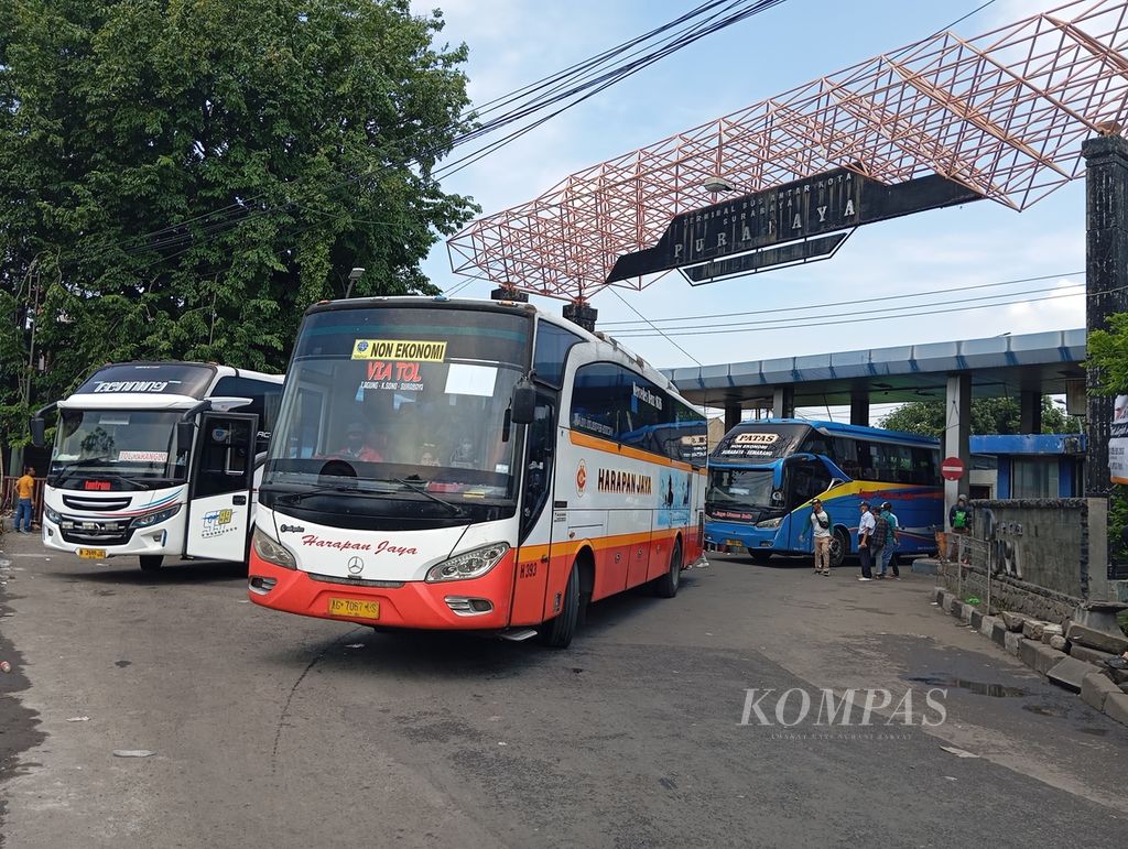 Bus-bus yang mengangkut pemudik keluar dari Terminal Purabaya, Sidoarjo, Jawa Timur, Sabtu (6/4/2024). Puncak arus mudik Lebaran 2024 dari Terminal Purabaya terjadi Sabtu atau Minggu ini.