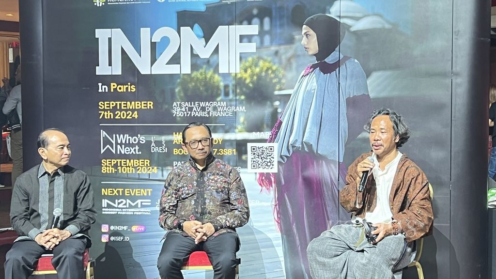 Duta Besar Indonesia untuk Perancis Mohamad Oemar, Deputi Gubenur Bank Indonesia Juda Agung, dan Dewan IKRA Ali Charisma memberikan penjelasan mengenai Indonesia International Modest Fashion Festival di Salle Wagram, Paris, Perancis, Sabtu (7/9/2024).