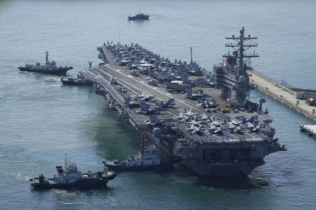 Kapal induk Amerika Serikat USS Ronald Reagan tiba di Busan, Kore Selatan pada 23 September 2022. Kapal itu ikut latihan perang gabungan dengan Korsel dan Jepang,