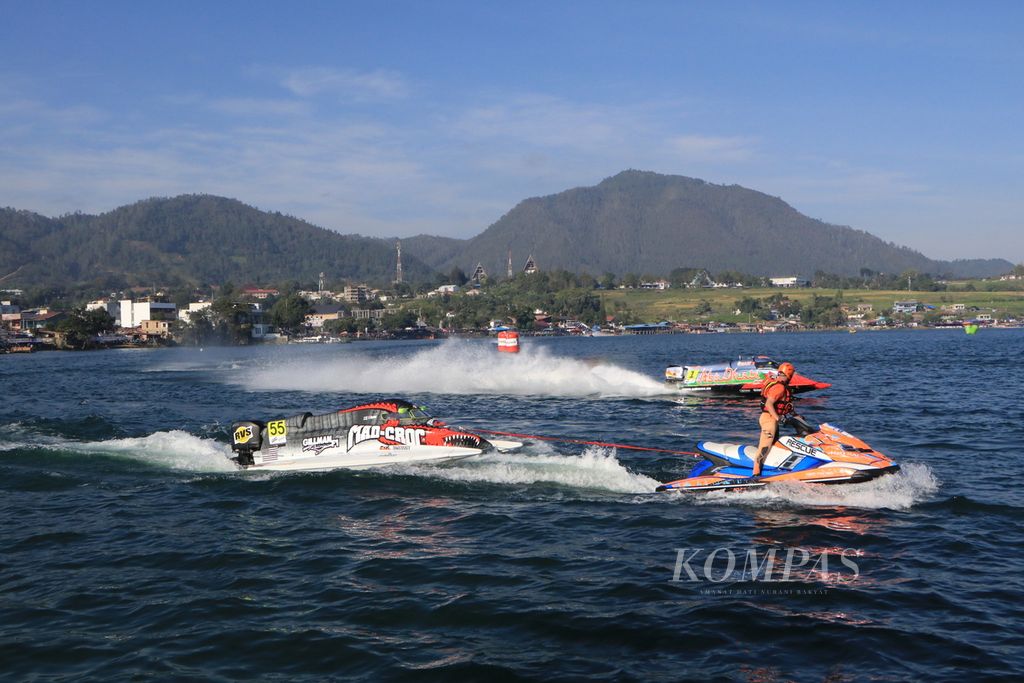 Sebuah perahu motor formula 1 ditarik oleh jetski setelah berhenti akibat kendala teknis pada babak kualifikasi Kejuaraan Dunia Perahu Motor Formula 1 (F1 H2O) di perairan Danau Toba, Balige, Kabupaten Toba, Sumatera Utara, Minggu (26/2/2023). 