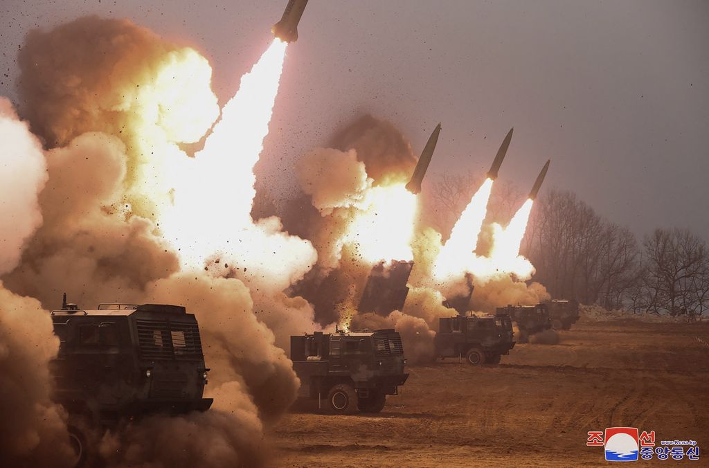 Foto yang diedarkan oleh kantor berita nasional Korea Utara, KCNA, pada 10 Maret 2023 menampakkan Palagan Barat Tentara Rakyat Korut menguji coba rudal Hwasong di lokasi yang dirahasiakan.