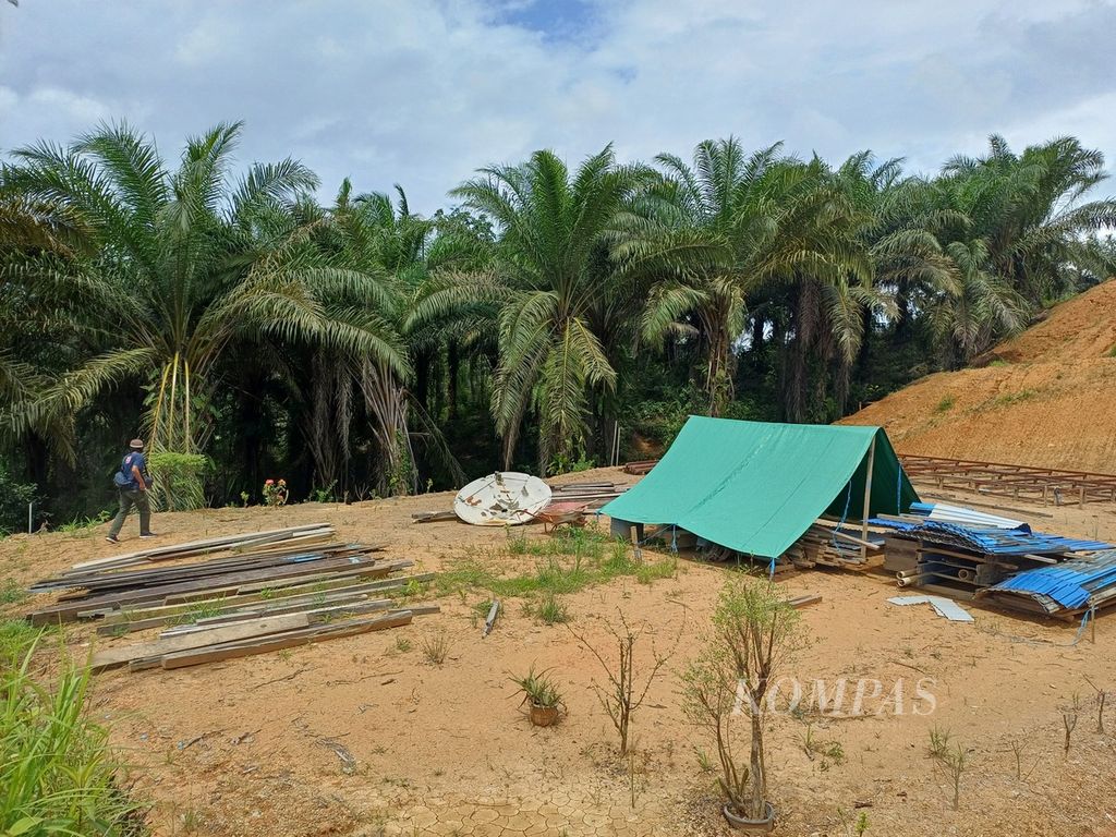 Situasi pembangunan rumah Darmansyah (53). Dia mesti merelakan rumah lamanya terdampak pembangunan Ibu Kota Nusantara di Kalimantan Timur, Senin (12/8/2024).