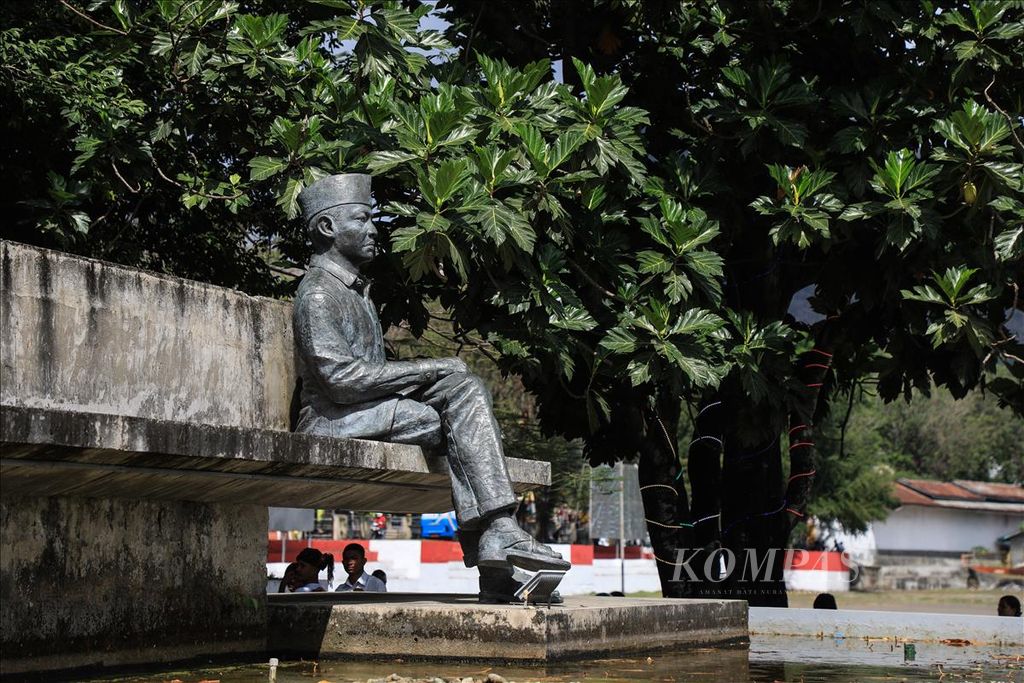 Bung Karno statue with a five-branched breadfruit tree in the background at Pancasila Square, Ende, East Nusa Tenggara, Wednesday (7/8/2019).