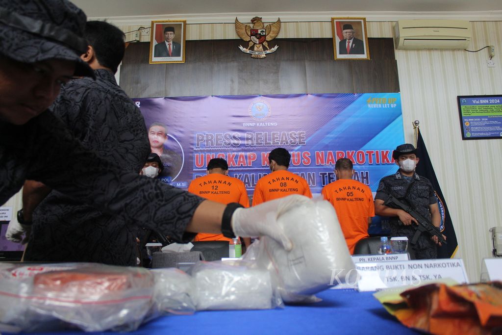 Petugas Badan Narkotika Nasional Provinsi Kalteng mengatur barang bukti sabu dengan total berat 9,2 kilogram yang disita dari tiga tersangka di sela-sela jumpa media, Selasa (1/8/2023).