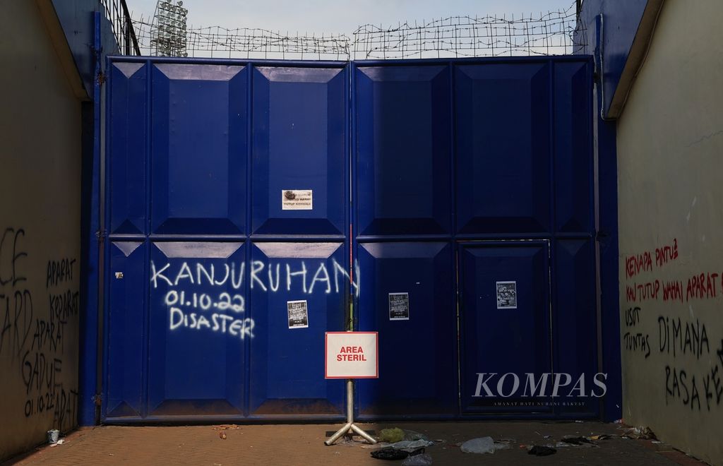 Pintu yang menjadi saksi bisu tragedi Kanjuruhan yang menewaskan 13 orang usai laga Arema FC melawan Persebaya di Stadion Kanjuruhan, Kepanjen, Malang, Selasa (4/10/2022). 