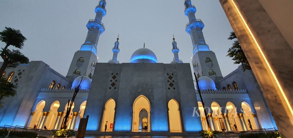 Masjid Raya Sheikh Zayed Surakarta dibuka untuk umum mulai Rabu (1/3/2023). Masyarakat bisa beribadah di sini sekaligus menikmati keindahan masjid.