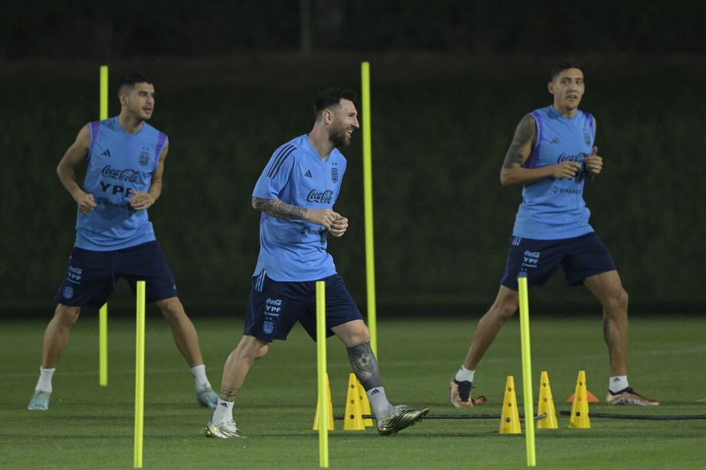 Kapten Argentina, Lionel Messi (tengah), mengikuti latihan tim nasional Argentina di lapangan Qatar University, Doha, 6 December 2022. Messi akan memimpin Argentina melawan Belanda pada laga perempat final Piala Dunia Qatar 2022 di Stadion Lusail, Al Daayen, Sabtu (10/12/2022) dini hari WIB.