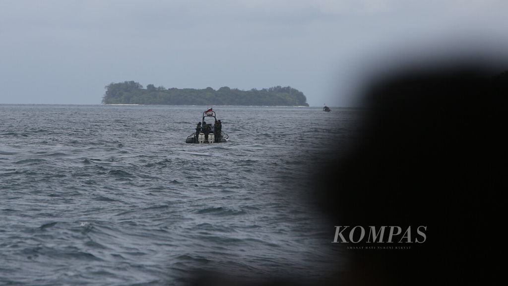 Pasukan Kopaska patroli di sekitar perairan Pulau Sebaru Kecil di Kepulauan Seribu, Sabtu (29/2/2020). 