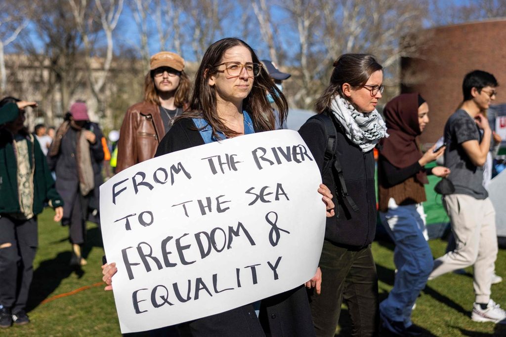 Unjuk rasa mendukung Palestina di Massachusetts of Technology, Amerika Serikat, 22 April 2024.