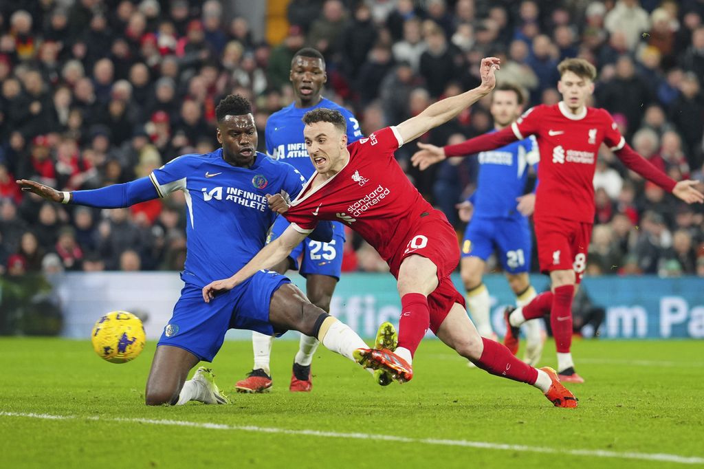 Pemain Liverpool, Diogo Jota (kanan), mencetak gol ke gawang Chelsea pada laga Liga Inggris di Stadion Anfield, Liverpool, Kamis (1/2/2024) dini hari WIB. Liverpool menang 4-1 pada laga itu.