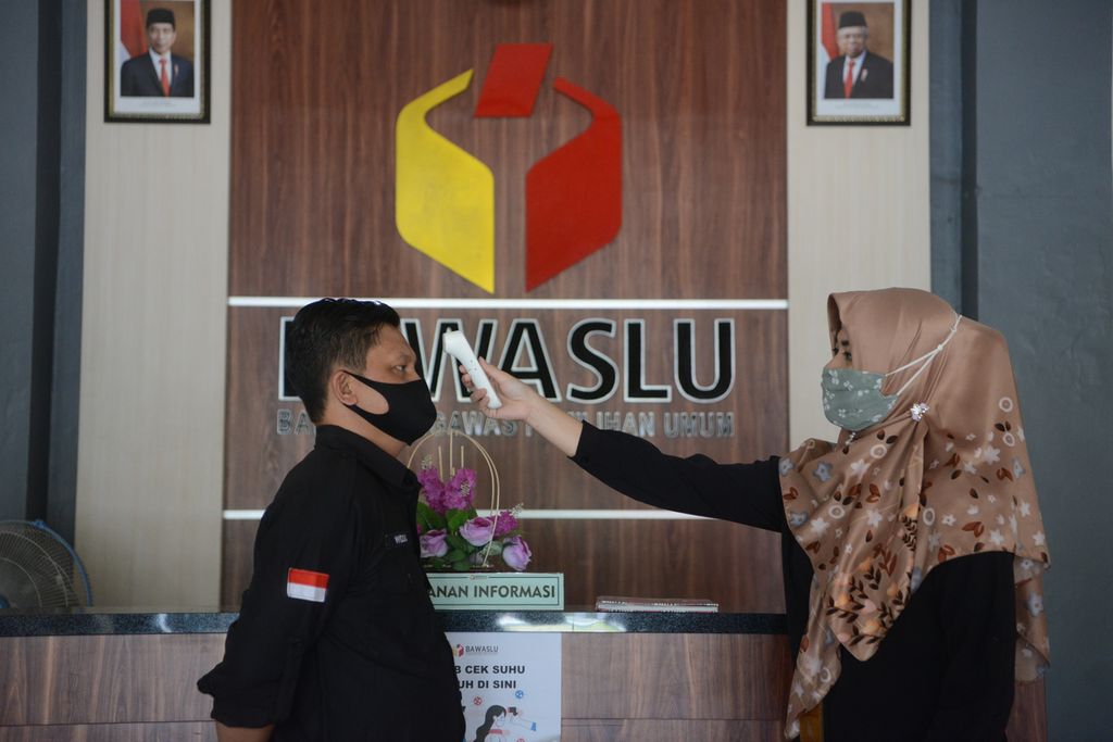 Petugas mengerjakan tugas mereka di kantor Bawaslu Kabupaten Boyolali, Boyolali, Jawa Tengah, Selasa (8/9/2020). 