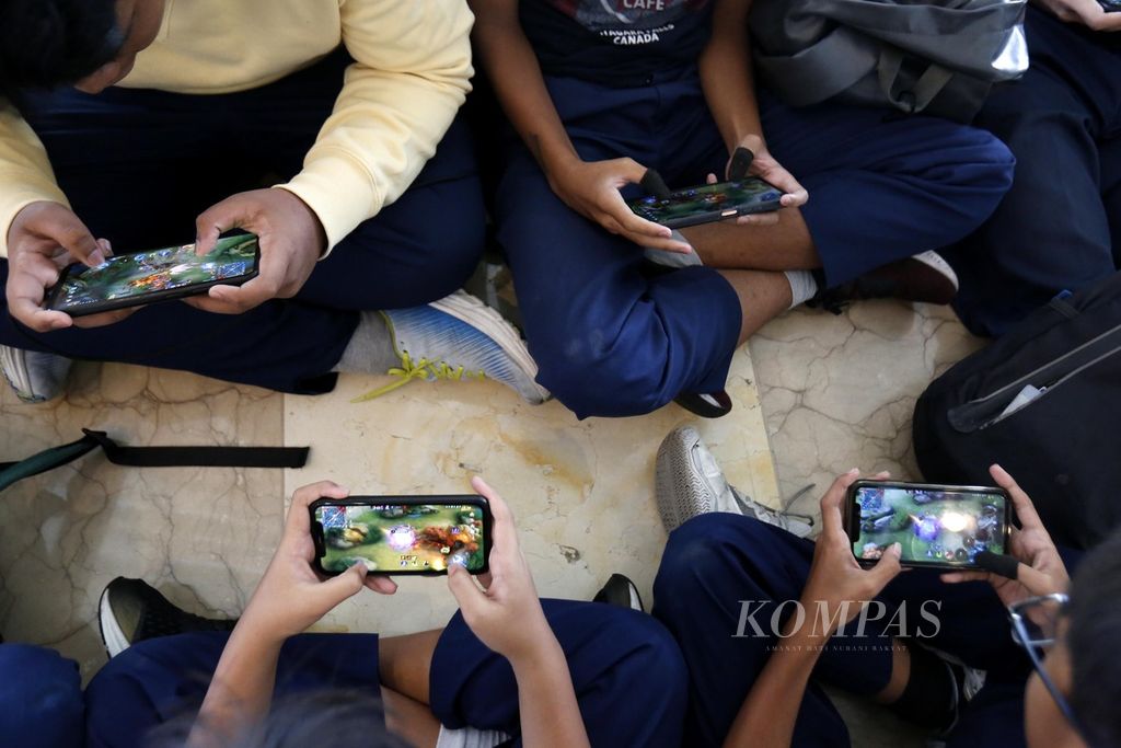 Anak-anak usia sekolah tingkat menengah sedang mabar (main bersama) gim daring untuk mempersiapkan diri bertanding <i>e-sport</i> pada pameran Indocomtech 2023 di ICE, BSD City, Tangerang, Banten, Jumat (27/10/2023). 