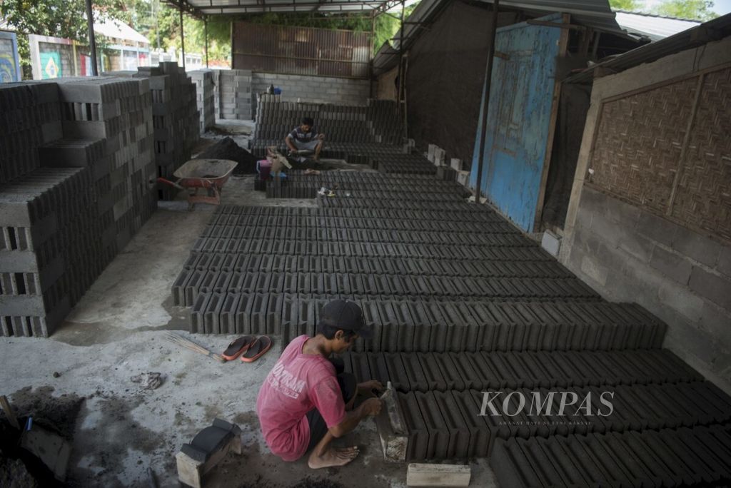 Workers are making bricks from a mixture of sand and cement in Urutsewu Village, Ampel, Boyolali, Central Java, on Saturday (15/12/2018). The informal sector workforce is still relatively dominated by low-educated workers, so their quality still needs to be improved, among others, through vocational education.