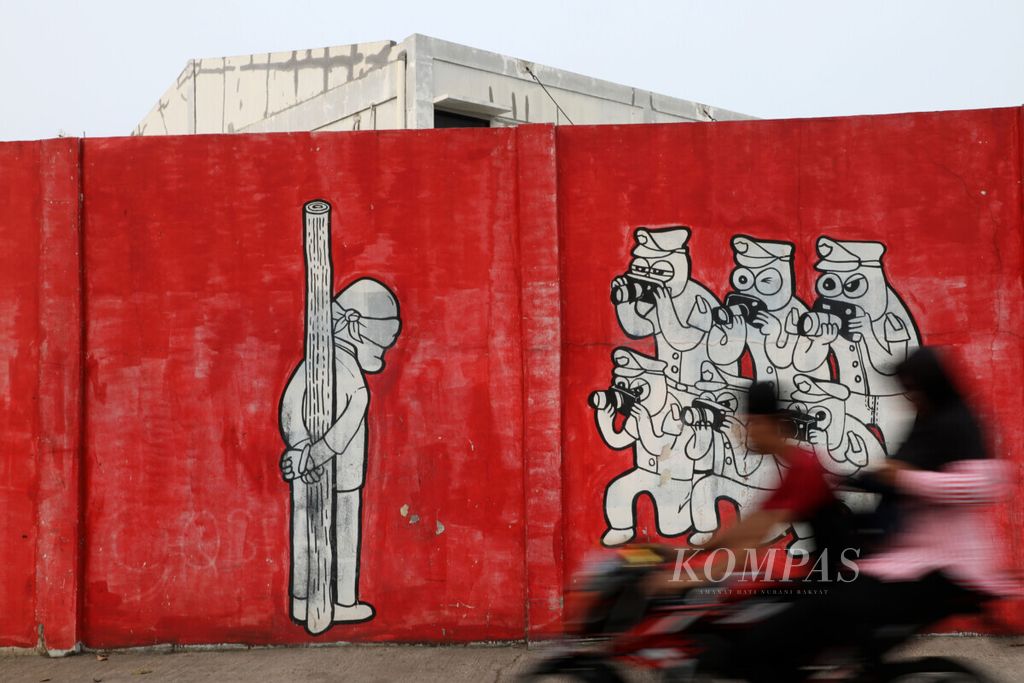 Mural yang memparodikan eksekusi hukuman mati terlukis di tembok bangunan di Penjaringan, Jakarta, Minggu (27/10/2019). 