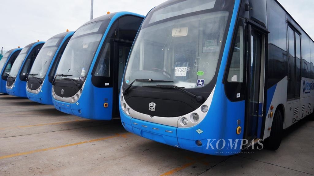 Sebanyak 23 bus Transjakarta gandeng dengan merek Zhongthong, asal Tiongkok, terparkir di Terminal Kendaraan Pelabuhan Tanjung Priok, seperti terlihat pada Selasa (6/12/2016).