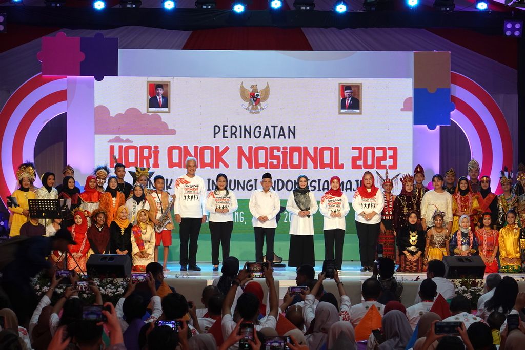 Wakil Presiden Ma'ruf Amin berfoto bersama pada Puncak Peringatan Hari Anak Nasional Tahun 2023 di Semarang, Jawa Tengah, pada Minggu (23/7/ 2023), dengan tema "Anak Terlindungi, Indonesia Maju".