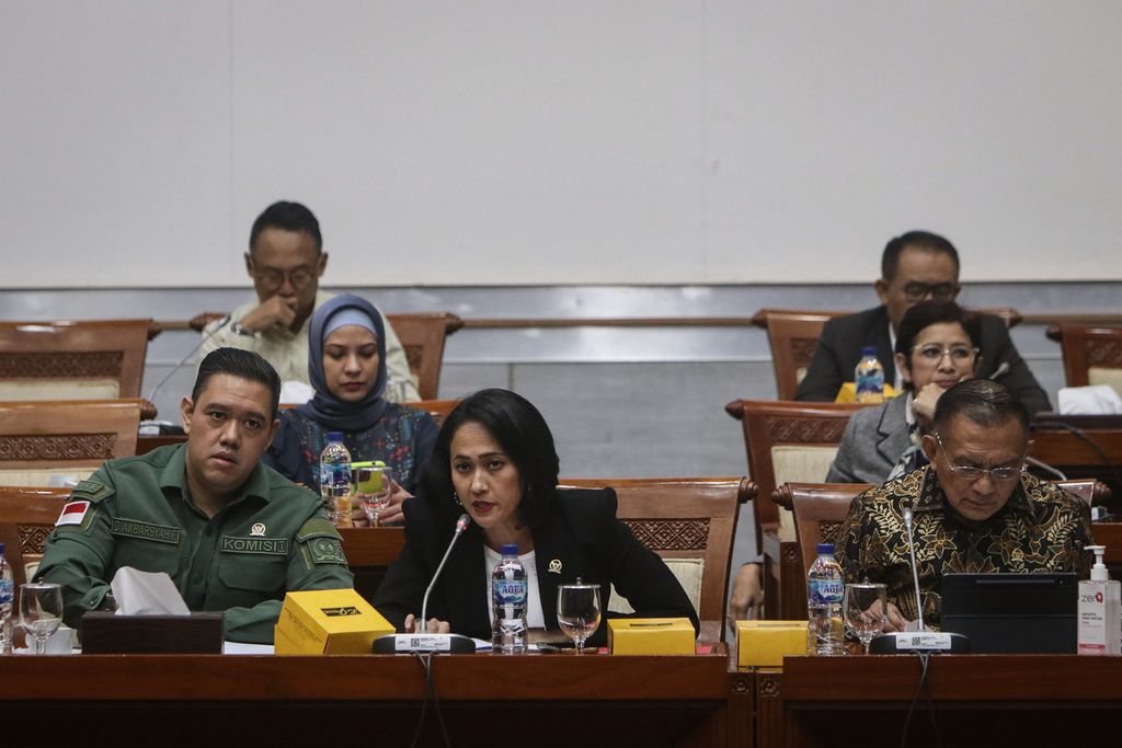 Anggota Komisi I DPR, Christina Aryani (tengah depan), berbicara saat rapat kerja di Gedung Parlemen, Jakarta, Kamis (2/2/2023). 
