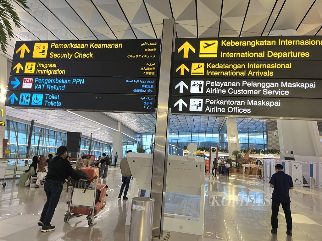 Suasana di Terminal 3 Bandara Internasional Soekarno-Hatta, Kota Tangerang, Banten, Kamis (20/6/2024). Gangguan sistem Pusat Data Nasional sempat menimbulkan antrean panjang pemeriksaan identitas penumpang oleh imigrasi di pintu keberangkatan internasional yang dilakukan secara manual. 