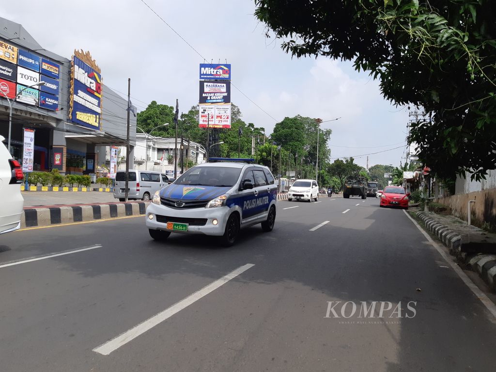 Mobil TNI melintas di jalan protokol Kota Bandar Lampung jelang kunjungan Presiden Joko Widodo pada Rabu (3/5/2023). 