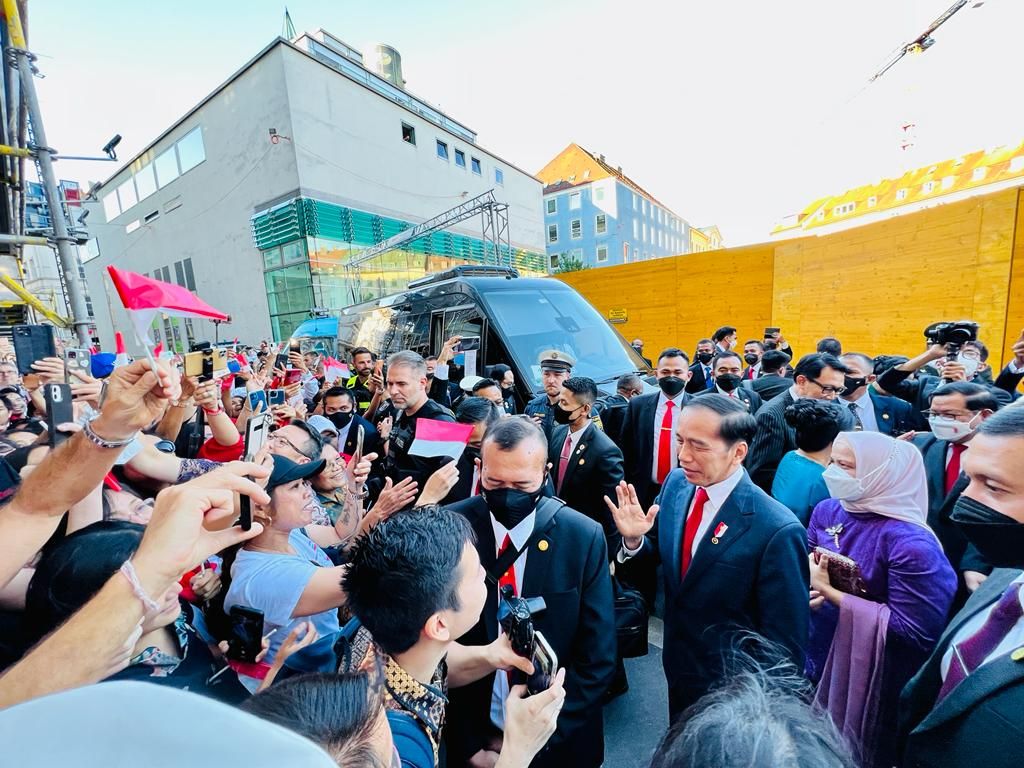 Presiden Joko Widodo dan Nyonya Iriana disambut warga Indonesia saat tiba di hotel tempat bermalam di Muenchen, Jerman, Minggu (26/6/2022) petang waktu setempat.