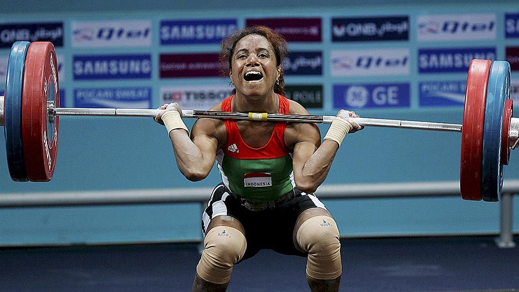 Atlet angkat besi Raema Lisa Rumbewas melakukan angkatan total 217 kg saat berlomba di kelas 53 kg putri pada Asian Games 2006 Doha, Qatar.