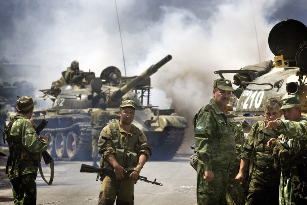 Foto dokumentasi yang diambil pada 14 Agustus 2008 ini memperlihatkan tentara Rusia mengambil posisi di pintu masuk kota Gori. Pada tahun 2008 di tengah perhelatan Olimpiade Beijing 2008, Kremlin melancarkan serangan darat ke Gori, Georgia.