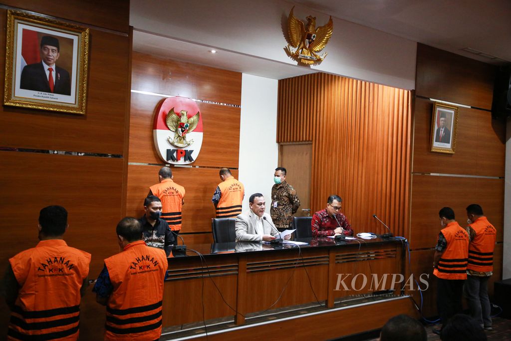 Bupati Pemalang, Jawa Tengah, Mukti Agung Wibowo bersama lima tersangka lainnya dihadirkan dalam konferensi pers yang dipimpin langsung Ketua KPK Firli Bahuri di Gedung Merah Putih KPK, Jakarta, Jumat (12/8/2022) malam.