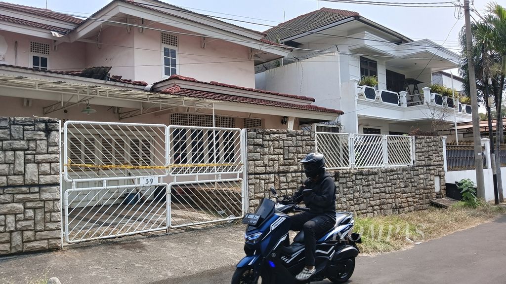 Pengendara motor melintas di depan rumah Nomor 39 di Jalan Pesanggrahan VIII, perumahan umum Bukit Cinere Indah, Depok, Jawa Barat, Jumat (8/9/2023).