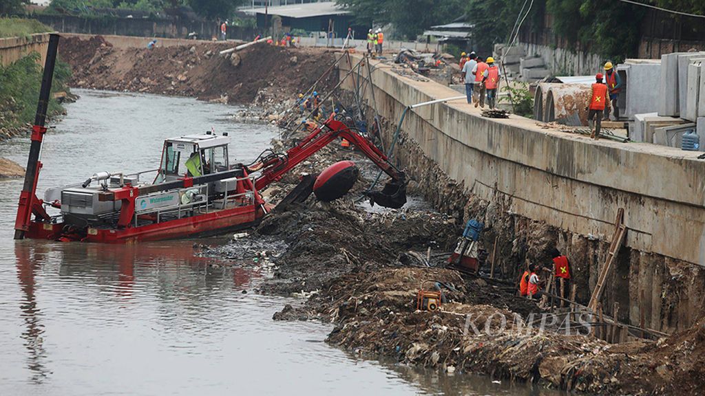Alat berat digunakan untuk penataan bantaran kali Kanal Banjir Timur di kawasan Cipinang Besar Selatan, Jakarta Timur, pertengahan 2017.