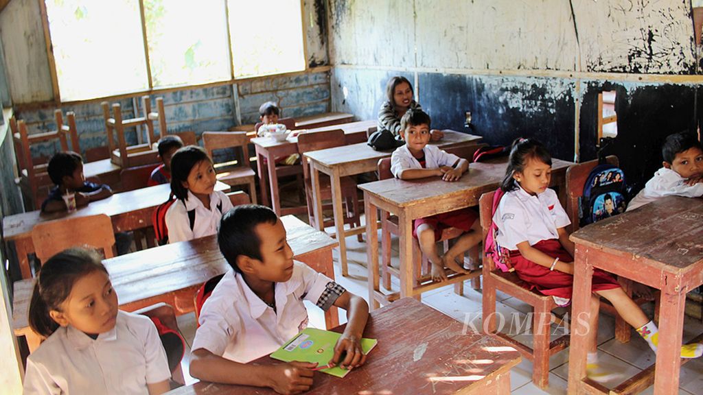 Siswa-siswa kelas jauh SDN 4 Mulyasejati sedang belajar di sekolah di Dusun Sukamulya, Desa Mulyasejati, Kecamatan Ciampel, Kabupaten Karawang, Jawa Barat, Senin (17/7/2017). 
