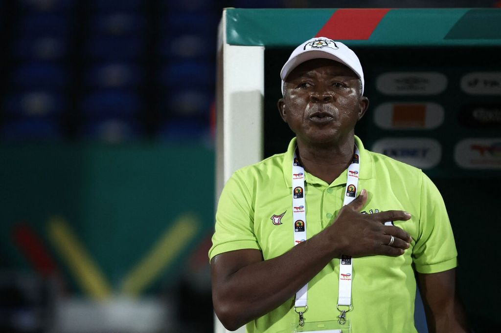 Pelatih Burkina Faso Kamou Malo memberikan penghormatan ke negaranya menjelang duel versus Senegal pada babak semifinal Piala Afrika 2021 di Stadion Ahmadou-Ahidjo, Yaounde, Kamerun, Kamis (3/2/2022) dini hari WIB.