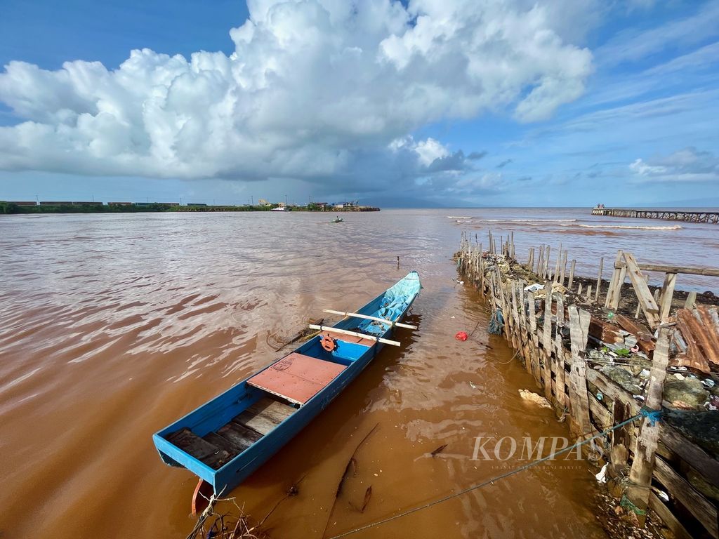 Muara Sungai Roko-roko di wilayah Wawonii Tenggara, Konawe Kepulauan, yang memerah akibat adanya penambangan terbuka sepert terlihat pada Rabu (31/5/2023). 