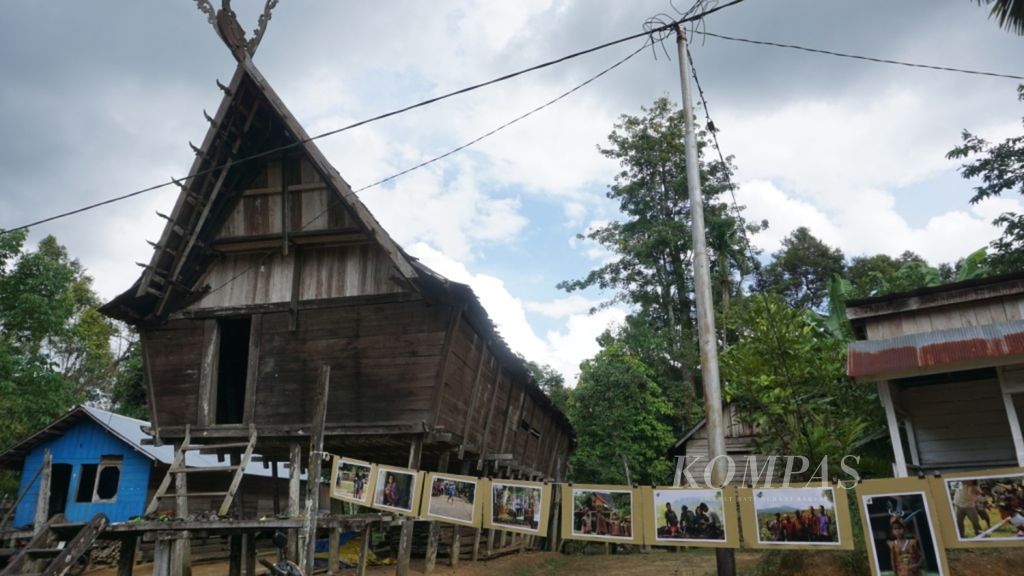 Betang atau rumah panjang khas suku Dayak di Desa Kubung, Delang, Kabupaten Lamandau, Kalimantan Tengah, ini agak berbeda dengan betang lainnya. Karena perpaduan dengan suku Minang bentuk atapnya mirip rumah gadang.