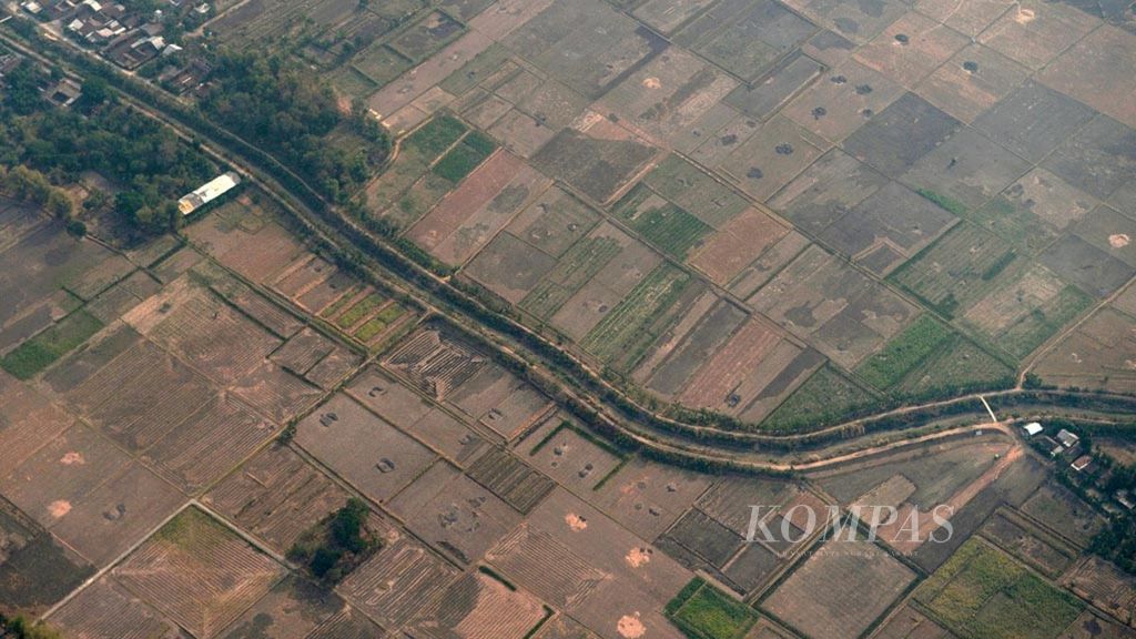 Lahan persawahan yang tidak produktif saat kemarau di sebagian wilayah Kabupaten Demak, Jawa Tengah, Selasa (28/8/2018). 