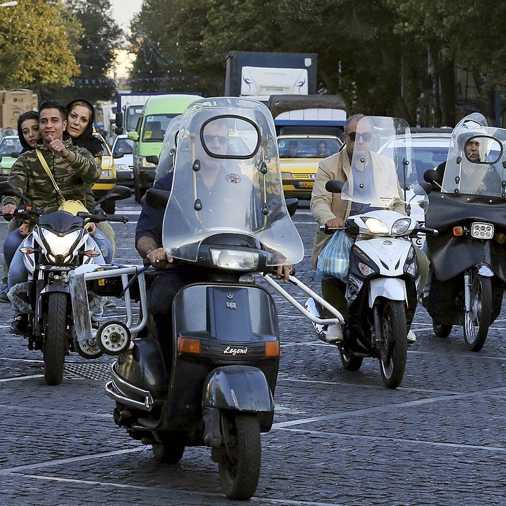 Warga Teheran mengendarai sepeda motor  di pusat kota Teheran, Iran, 8 Oktober. Keraguan warga Iran kepada Amerika Serikat menguat karena Presiden AS Donald Trump pekan ini dijadwalkan menyampaikan pidato untuk menarik diri dari kesepakatan program nuklir Iran tahun 2015.