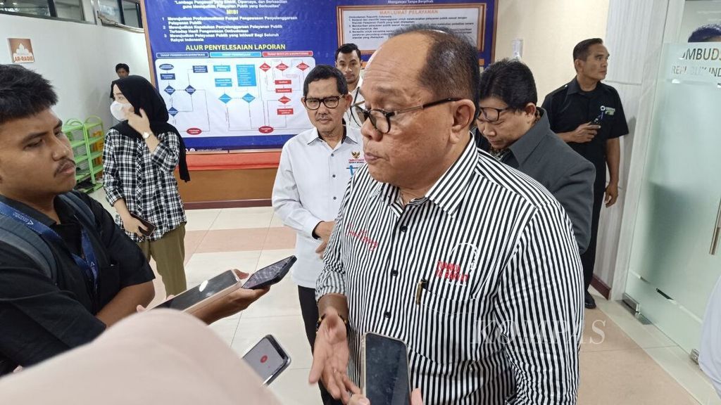 Deputy Chairman of Commission II, Junimart Girsang, was approached during the Coordination Meeting Related to the Implementation of 2024 CASN and Neutrality of Public Service Providers in Regional Head Elections at the RI Ombudsman Office on Thursday (2/5/2024).