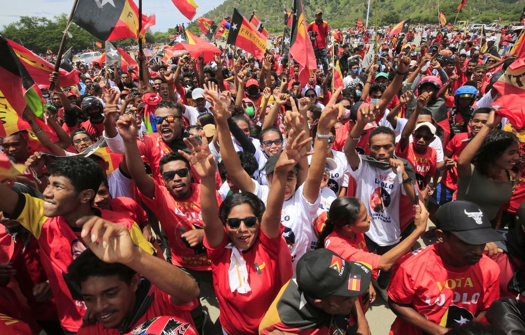 Pendukung salah satu kandidat presiden Timor Leste meneriakkan slogan-slogan saat kampanye pemilihan presiden 2022 di Dili, Timor Leste.
