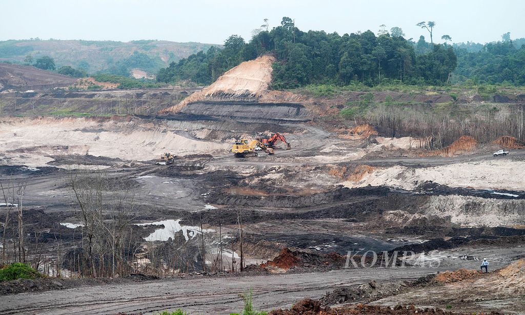 Aktivitas tambang batubara di salah satu wilayah Kabupaten Kutai Kartanegara, Kalimantan Timur, Sabtu (5/10). Kabupaten Kutai Kartanegara merupakan salah satu wilayah yang paling banyak menerbitkan izin tambang. Eksploitasi batubara  menyebabkan degradasi lingkungan karena banyak perusahaan tambang yang enggan merehabiltasi lahan bekas tambang.
