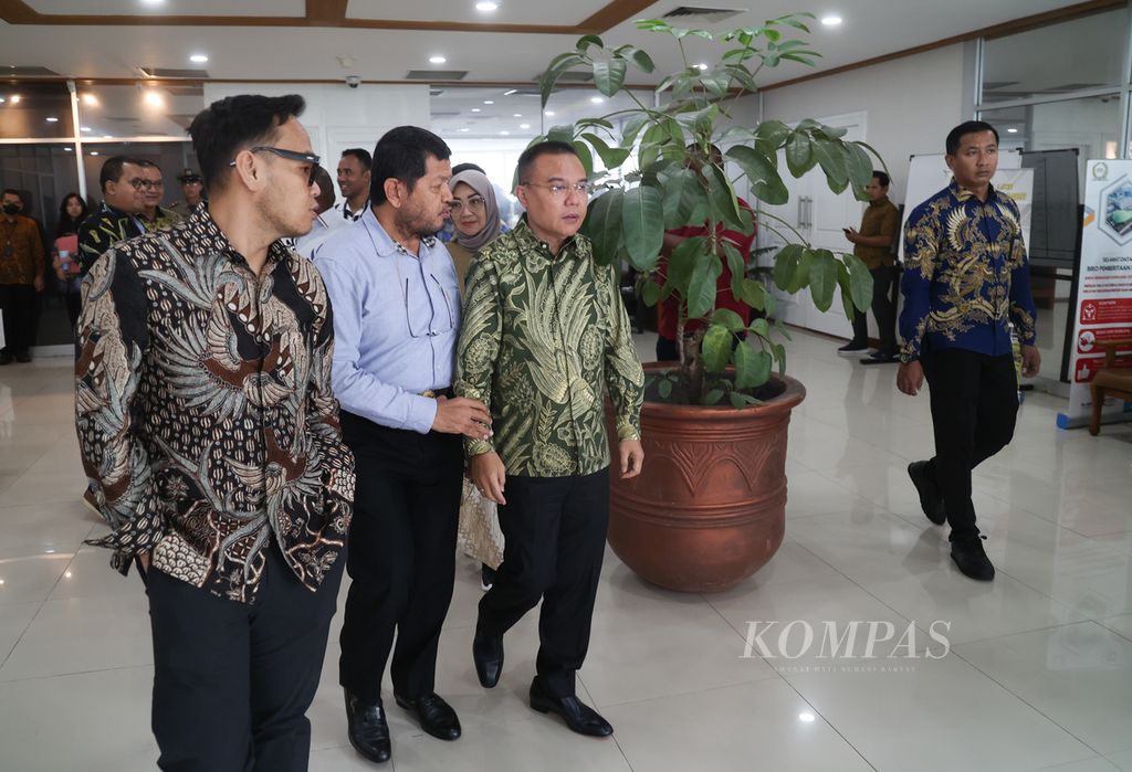 Wakil Ketua DPR Sufmi Dasco Ahmad (tiga dari kiri) usai memimpin Rapat Konsultasi Pengganti Rapat Badan Musyawarah DPR di Ruang Pansus, Kompleks Parlemen, Jakarta, Jumat (7/6/2024). Dalam rapat tertutup tersebut, dibahas sejumlah surat presiden yang masuk ke pimpinan DPR. 