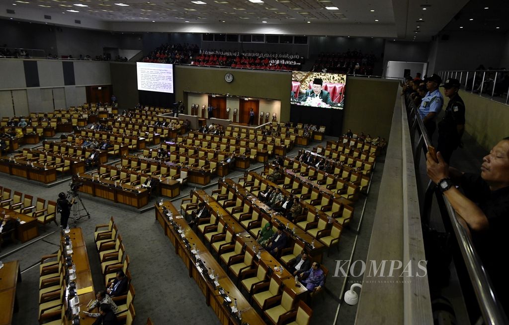 Suasana lengang terlihat saat Rapat Paripurna ke-5 masa Sidang I Tahun 2019-2020 di Kompleks Parlemen, Senayan, Jakarta, Kamis (29/8/2019). 