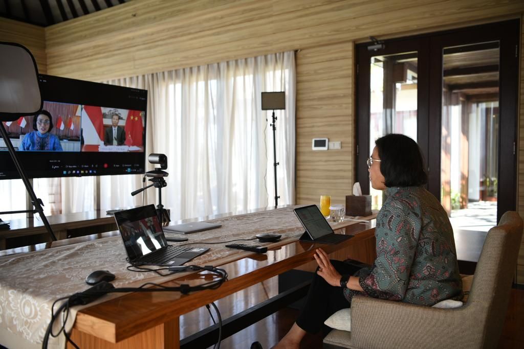 Menteri Keuangan Sri Mulyani Indrawati melakukan pembicaraan bilateral dengan Menteri Keuangan China Liu Kun dalam bagian dari rangkaian acara Pertemuan Menteri Keuangan dan Gubernur Bank Sentral (FMCBG) Ketiga G20 Indonesia, Selasa (12/7/2022). 