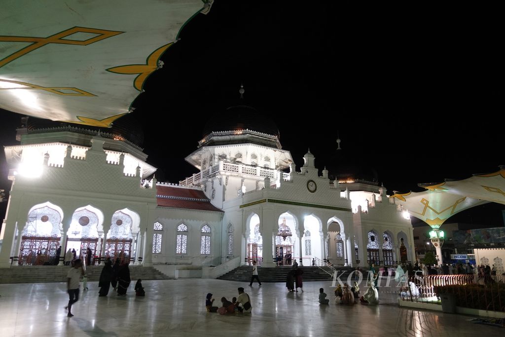 Suasana malam Ramadhan di Masjid Raya Baiturrahman, Banda Aceh, Nanggroe Aceh Darussalam, Rabu (29/3/2023) malam.