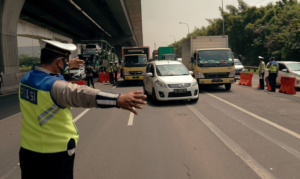 Ilustrasi - Polisi mengeluarkan kendaraan dari jalan tol dalam penyekatan mudik kendaraan di Jalan Tol Cikampek Km 31, Cikarang Barat, Kabupaten Bekasi, Jawa Barat, Kamis (6/5/2021). Penyekatan arus lalu lintas di titik-titik mudik pada hari pertama larangan mudik, Kamis (6/5/2021), dilakukan di sejumlah tempat. 