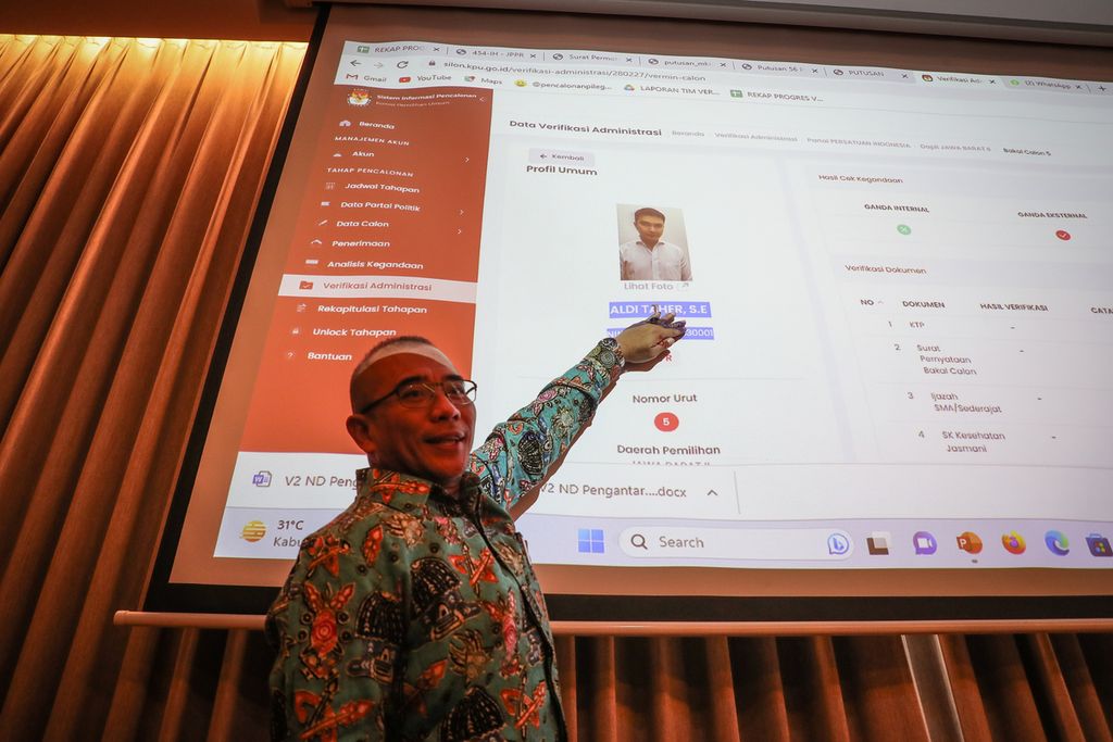 Ketua Komisi Pemilihan Umum (KPU) Hasyim Asy'ari menunjukkan dokumen bakal calon anggota DPR dari Partai Perindo, Aldi Taher, di Hotel Gran Melia Jakarta, Senin (29/5/2023). 