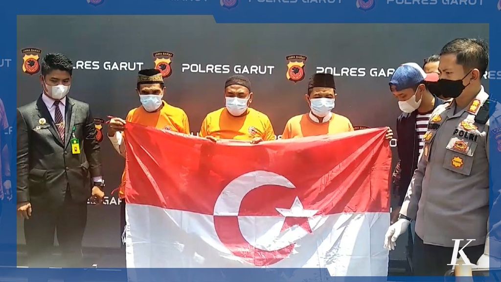 Tiga Petinggi Negara Islam Indonesia mengenakan kaus oranye.   