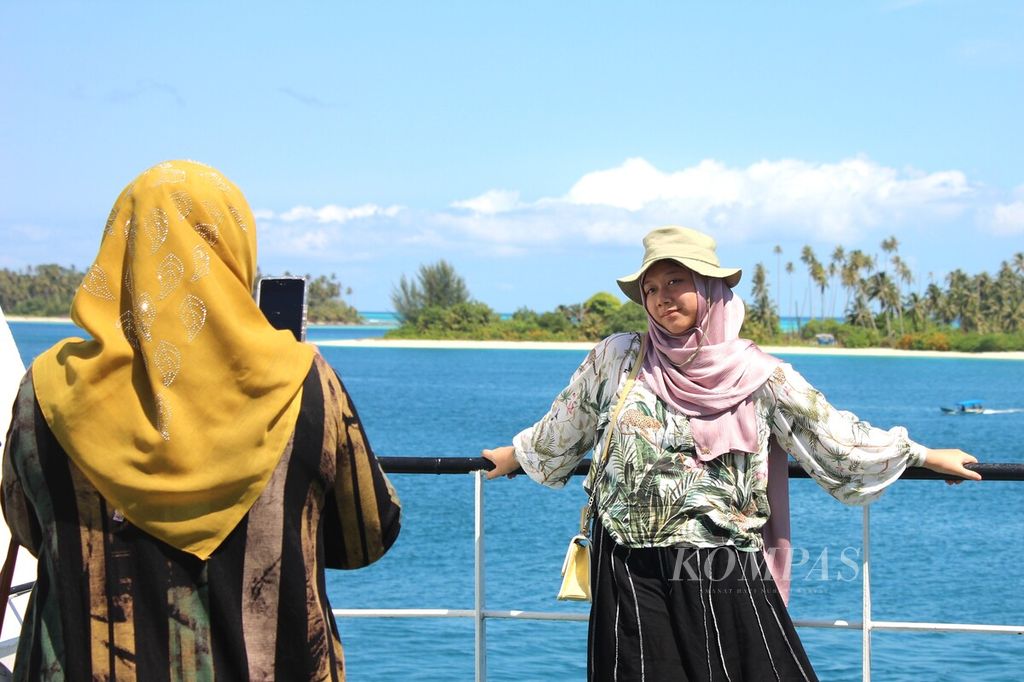 Wisatawan saat berada di kapal Aceh Hebat 3 melakukan pelayaran ke Kecamatan Kepulauan Banyak, Kabupaten Aceh Singkil, Aceh, Selasa (4/7/2023). Pulau ini menjadi salah satu lokasi wisata favorit di sana. Pesona bahari Pulau Banyak menjadi daya tarik bagi wisatawan.